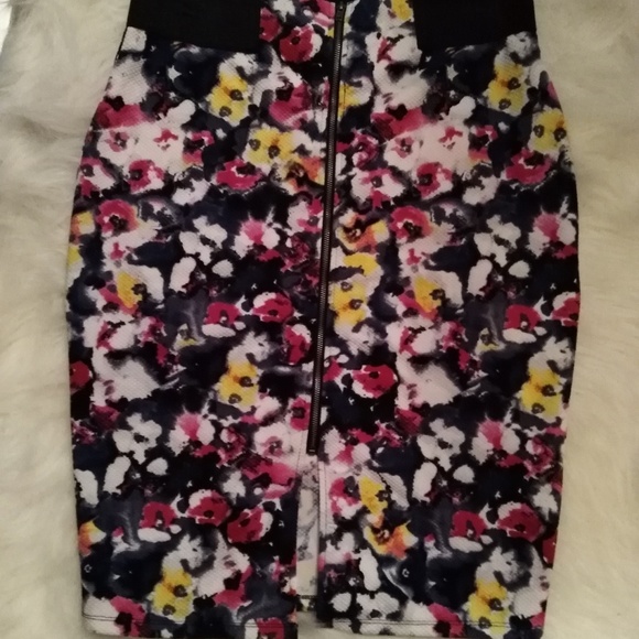 Flora Print Pencil Skirt - Picture 6 of 8